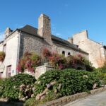 Maison à porte à fronton