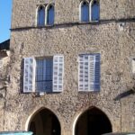 Maison à baies géminées trilobées