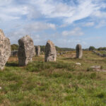 Tertre artificiel recouvrant des chambres reliées par des galeries