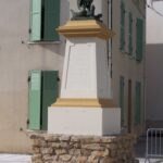 Monument aux morts de la guerre 1914-1918, situé au croisement des rues des Tilleuls et de la Poste