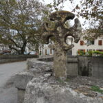 Croix située sur le pont