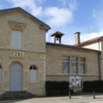 Château avec ses douves et ses communs