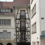 Maison et tour sur la muraille