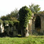 Ruines du prieuré de Saint-Pierre-en-Chastres dans la forêt de Compiègne