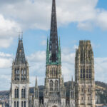 Maison sise place de la Cathédrale, en face de la tour Nord de la cathédrale