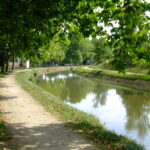 Pont-levis en bois franchissant le canal de Berry