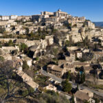 Abri sous roche orné de figures au sommet de la Grande Montagne et enceinte préhistorique