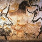 Abri sous roche orné de peintures préhistoriques