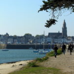 Castel Vuillier et ses abords ou le castel, façades et toitures du bâtiment annexe et du pavillon des Eaux-Vives et les parcelles de la propriété de Gaston Vuillier