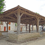 Halle et les deux puits voisins