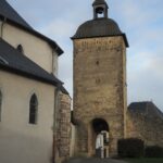 Vieille tour de Pontacq et restes de remparts attenants