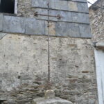 Croix en fer forgé sur la place